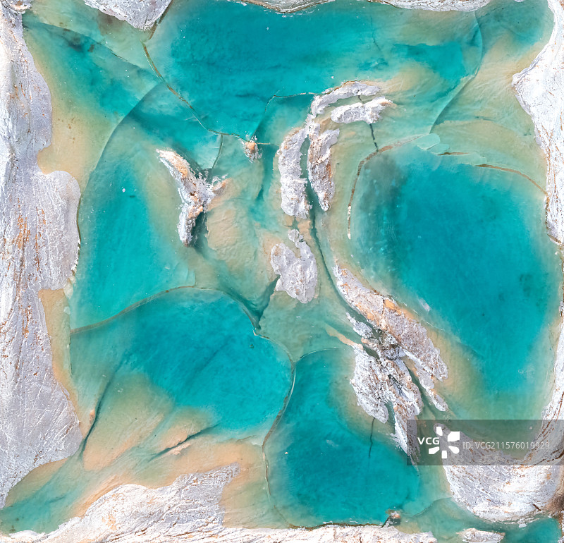 航拍视角，海水与海水中的陆地图片素材