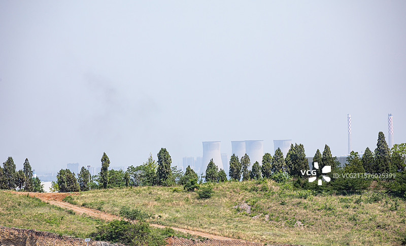 安徽淮南八公山风景区自然景观与背景中的电厂城市建筑景观图片素材