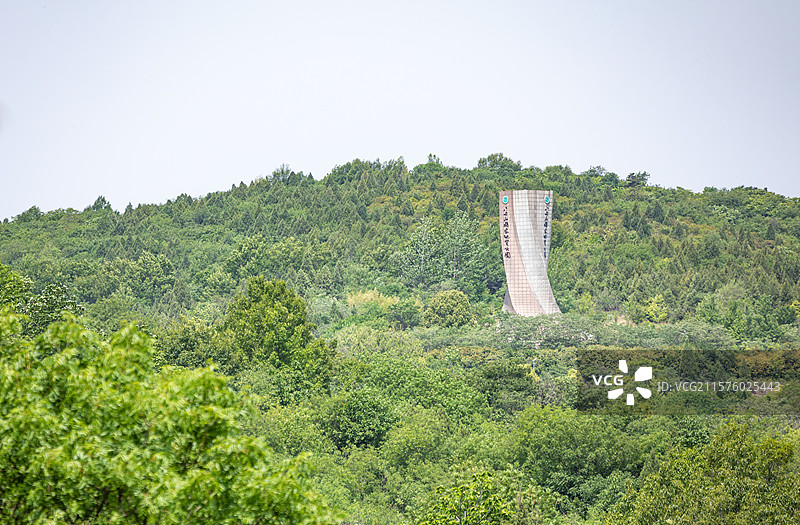 安徽淮南八公山风景区自然景观与背景中的电厂城市建筑景观图片素材