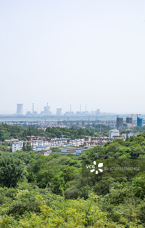 安徽淮南八公山风景区自然景观与背景中的电厂城市建筑景观图片素材