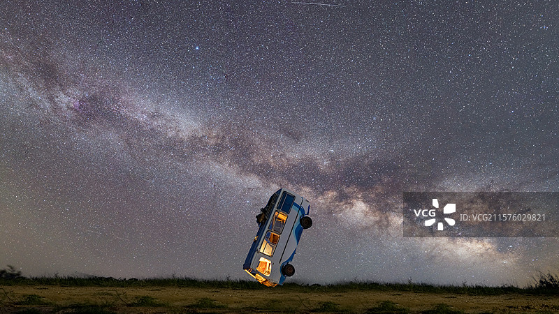 上都湖倒立的公交车图片素材