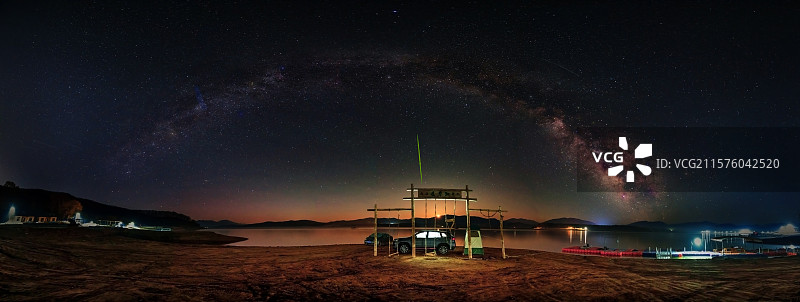 松花湖畔银河拱桥白羊座流星雨图片素材