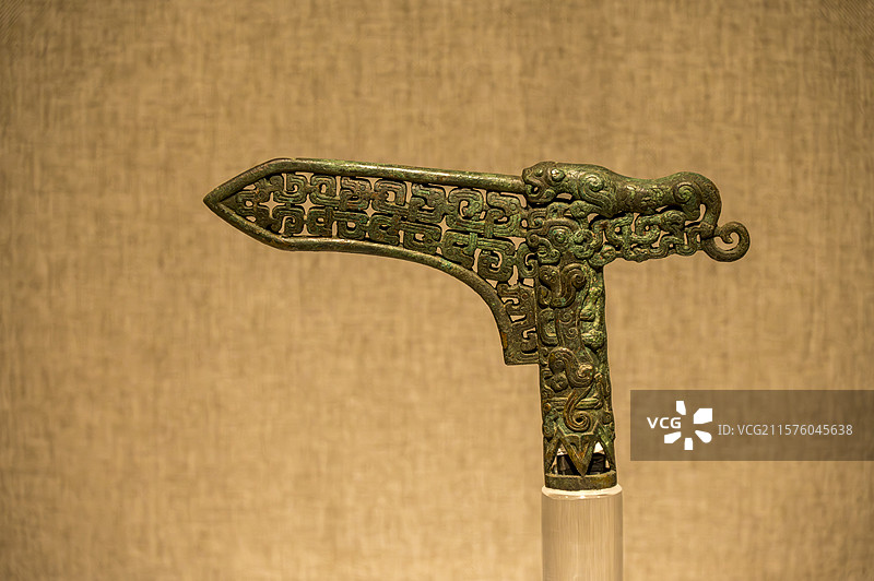 河南博物院陈列文物——鄢陵县出土春秋时期兵器龙纹镂空仪仗铜戈图片素材