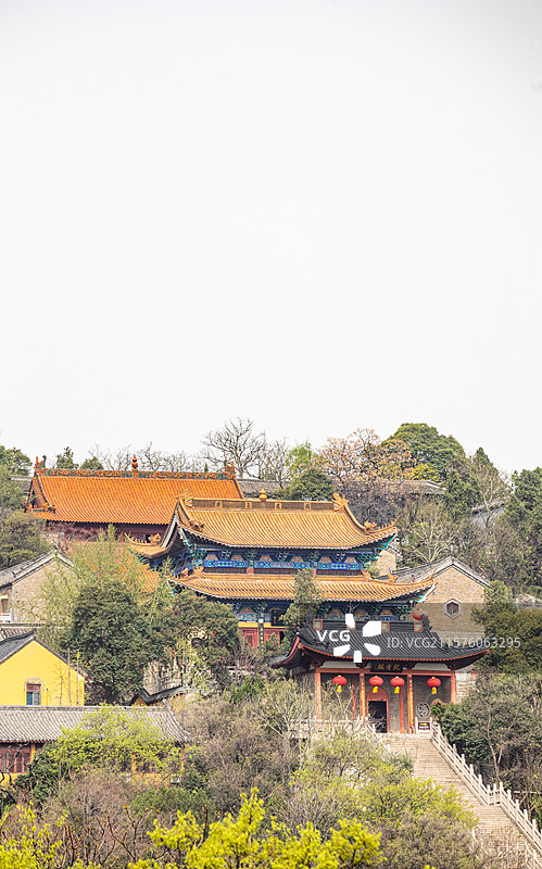 江苏徐州彭祖园春天樱花背景中的云龙山风景区兴化禅寺建筑景观图片素材
