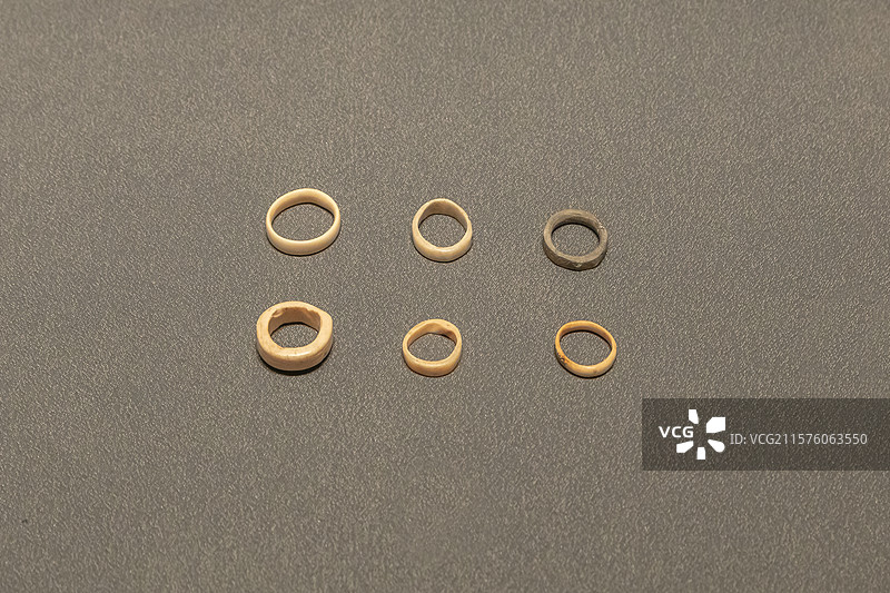 陕西考古博物馆骨指环龙山晚期至夏代早期距今4300-3800年2017年神木石峁遗址皇城台图片素材