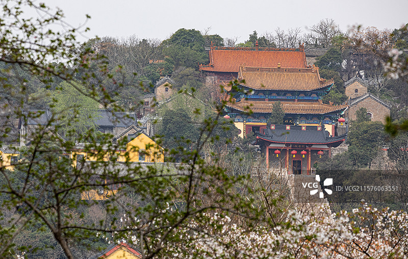 江苏徐州彭祖园春天樱花背景中的云龙山风景区兴化禅寺建筑景观图片素材