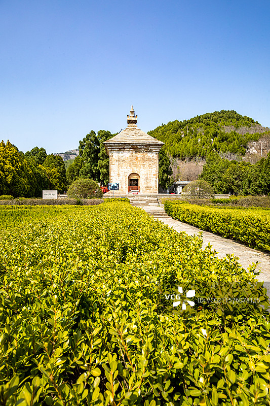 蓝天微云背景下的山东济南四门塔风景区隋塔遗迹建筑景观图片素材