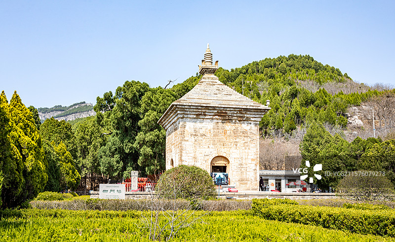 蓝天微云背景下的山东济南四门塔风景区隋塔遗迹建筑景观图片素材