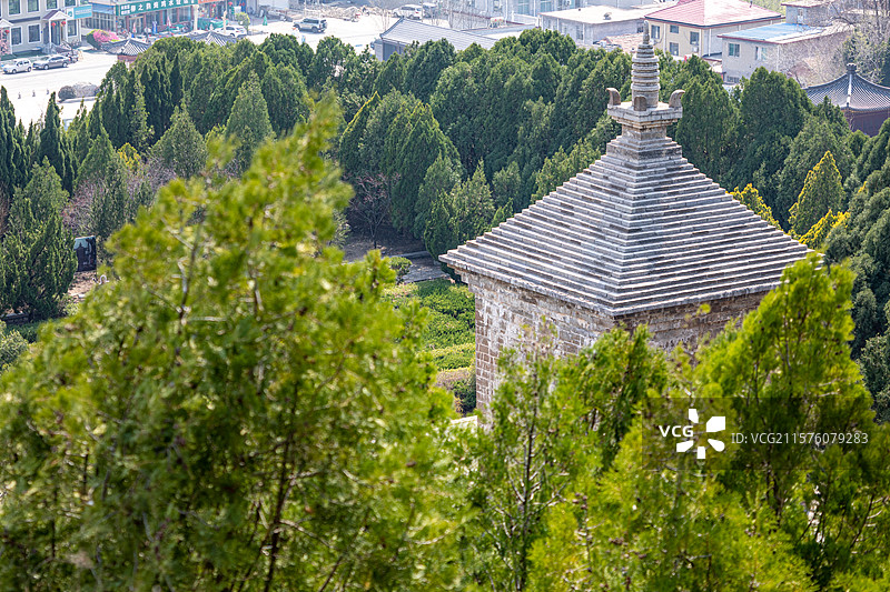 蓝天微云背景下的山东济南四门塔风景区隋塔遗迹建筑景观图片素材