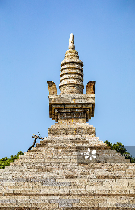 蓝天微云背景下的山东济南四门塔风景区隋塔遗迹建筑景观图片素材