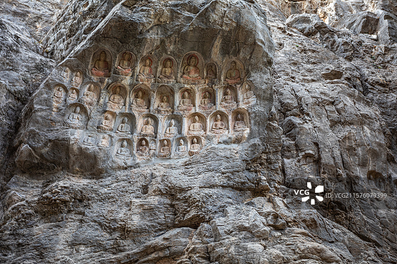 山东济南四门塔风景区千佛崖造像佛像石窟文物保护特写镜头图片素材