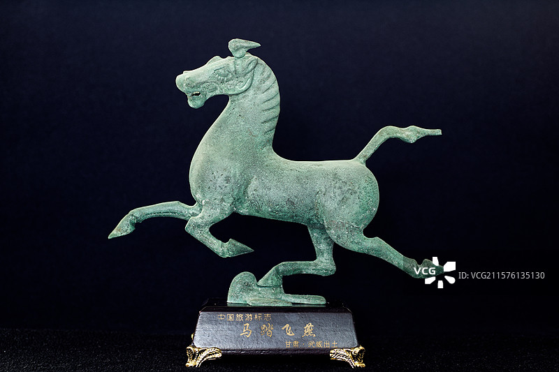 马踏飞燕工艺品复制品，中国旅游标志，东汉青铜雕塑，国宝级文物，甘肃省博物馆，特写静物图片素材