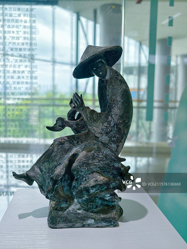 南宁市博物馆铜作品《男孩与海》图片素材