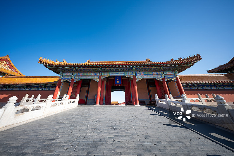 蓝天背景下故宫贞度门图片素材