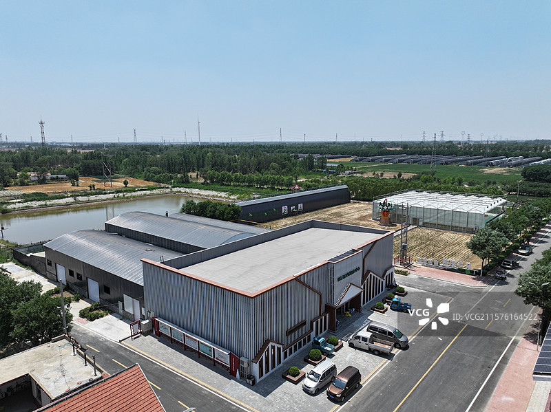 航拍夏季乡村蔬菜大棚自然风光图片素材