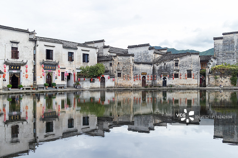 中国安徽黄山市黟县宏村镇月沼池，明清徽派建筑，江南水乡民居村落图片素材