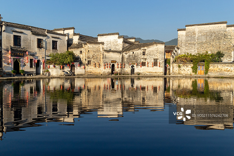 中国安徽黄山市黟县宏村镇月沼池，明清徽派建筑，江南水乡民居村落图片素材