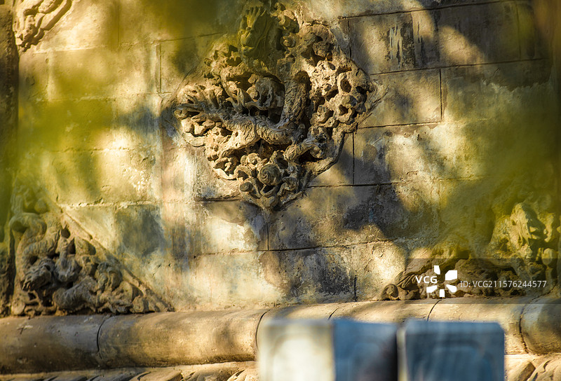 北京大觉寺中影碑墙上的雕刻特写图片素材