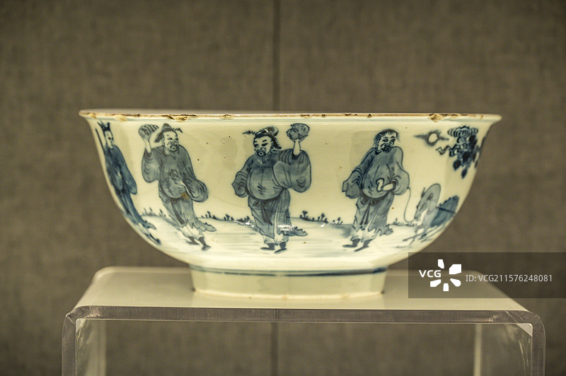 河南博物院陈列文物——清乾隆青花人物纹瓷碗图片素材