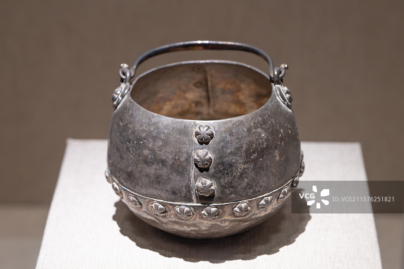 河南博物院 博物馆 文物 提梁银罐  唐代（618-907年）1991年伊川县齐国太夫人墓出土图片素材