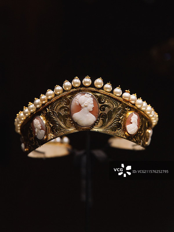 佚名，拉歇尔于《费德尔》第一幕中所佩戴珍珠浮雕冠冕，1843年，瑰宝启幕：法兰西喜剧院舞台珠宝臻藏展图片素材