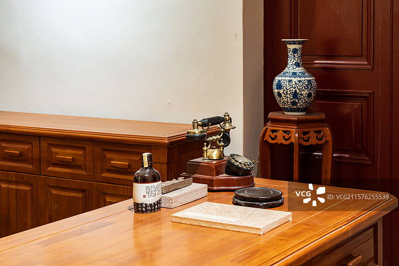 复古书桌上的装饰品与老式电话图片素材