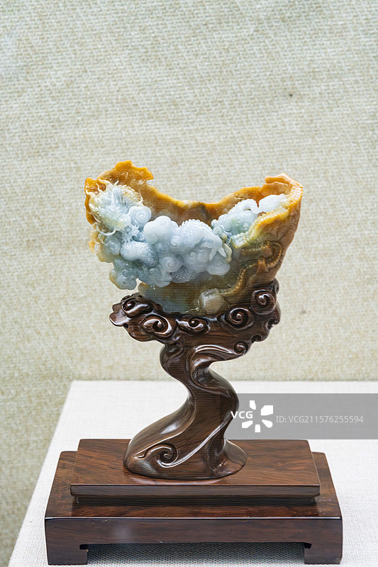 精美玉雕花盆置于木质底座之上图片素材
