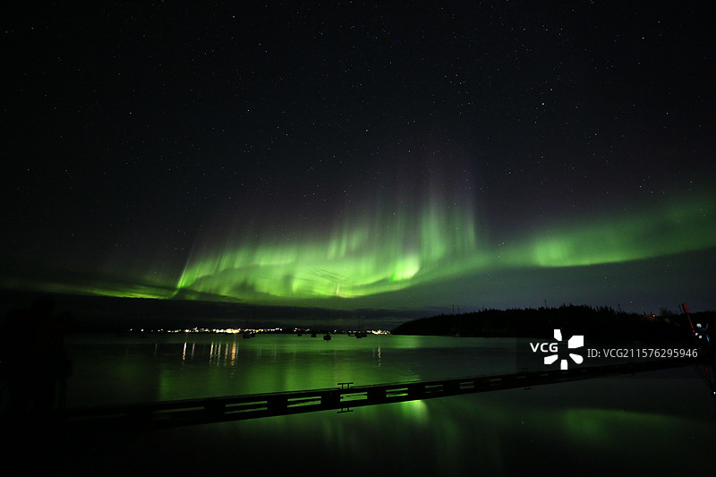 夜空下湖泊的美丽景色图片素材