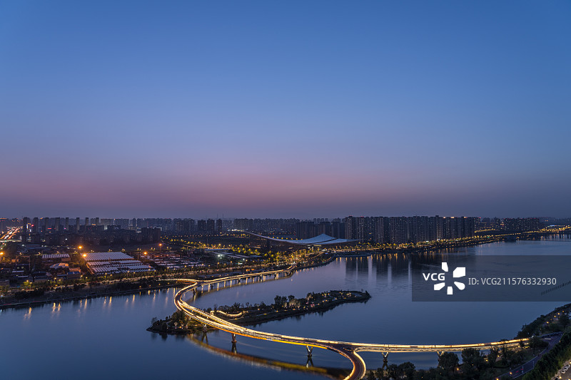 西安浐灞长安书院城市风光日落夜景全景图片素材