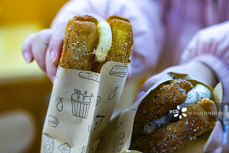 江西景德镇特色小吃油条包麻糍图片素材