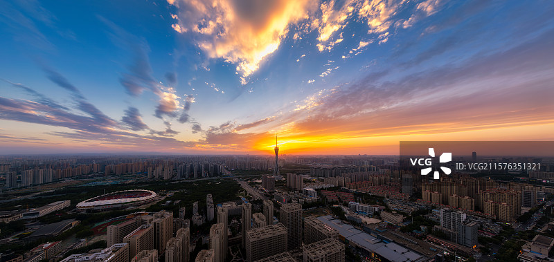 河南，郑州市，房地产，地标建筑，河南广播电视塔，航海体育场，机场高速，航海路，都市天际线，夏季，晚霞图片素材