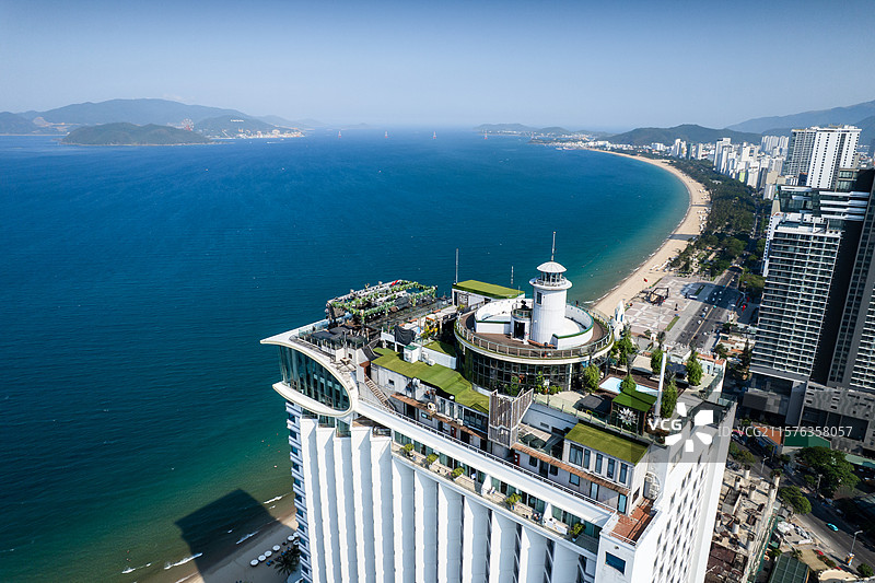 越南芽庄城市天际线海滨沙滩自然风光航拍图片素材
