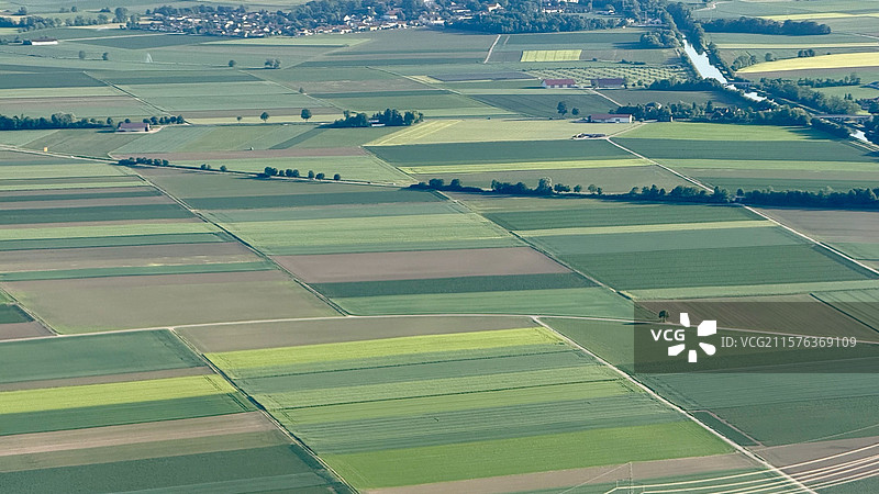 阿尔卑斯山区阡陌纵横图片素材
