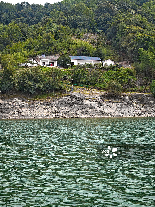 安徽六安佛子岭水库岸边的绿荫人家图片素材