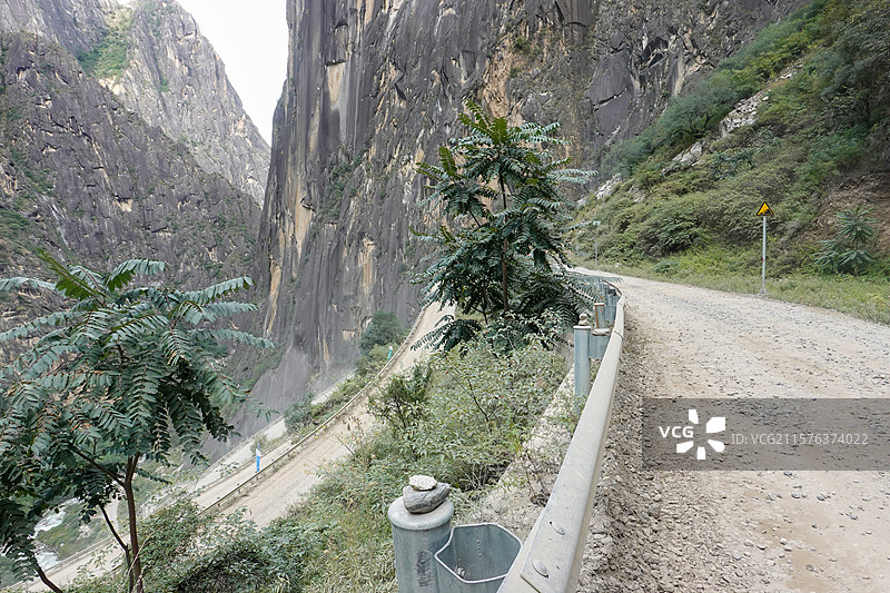 滇藏线丙察察公路沿线险峻风光图片素材