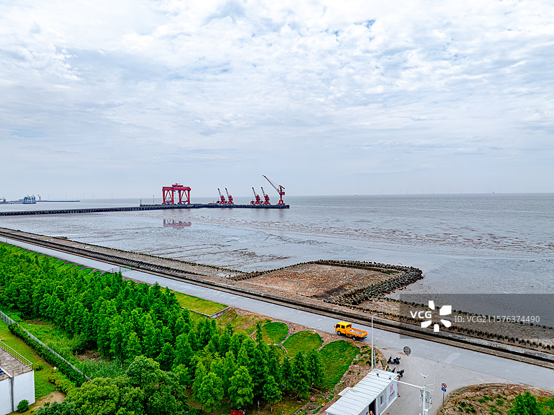 中国船舶上海外高桥造船海洋工程公司 外高桥海工 上海临港产业区滨海岸线 重装备海上石油勘探平台造船厂图片素材