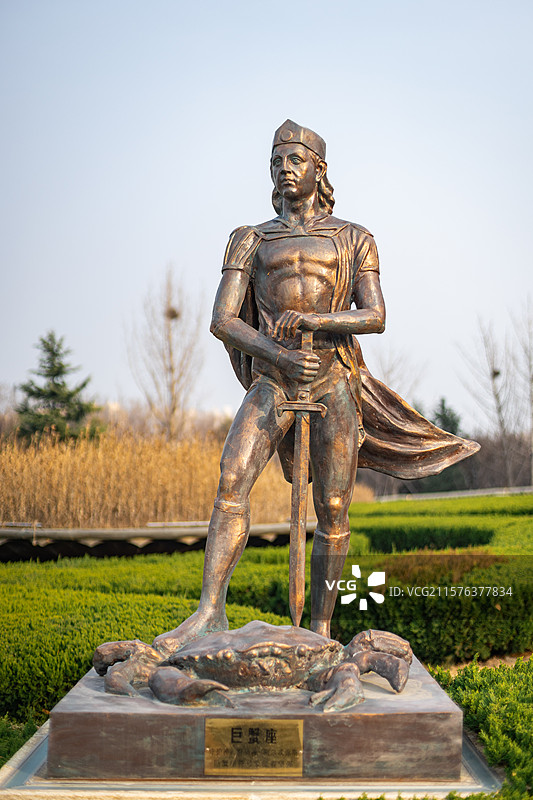 中国露台花园景观设计拍摄主题，欧式风格广场上十二星座巨蟹座雕像，户外白昼雕像图像摄影图片素材