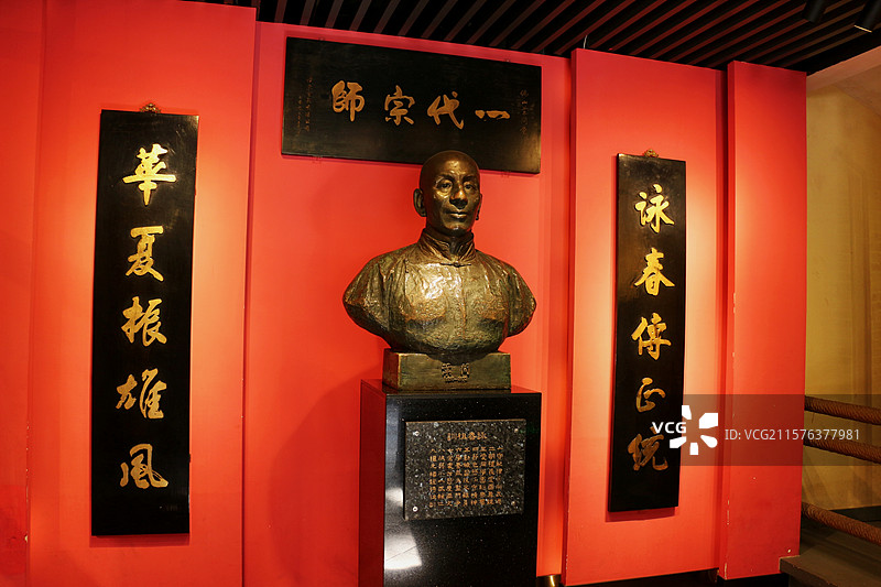 佛山祖庙叶问堂是为纪念咏春拳宗师叶问设立的展馆，了解佛山武术历史的场所，入口处的叶问雕像神态沉稳睿智图片素材