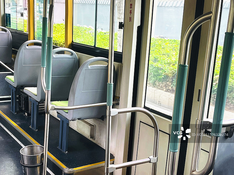 民生杂志公众号封面公交车内整洁的座椅与扶手旅游淡季无人图片素材