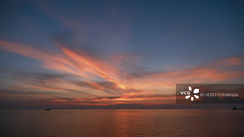 日落时海景映衬着戏剧性的天空图片素材