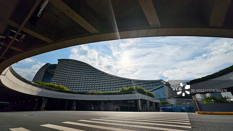 武汉晴川大道圆形天井蓝天白云洲际酒店人行横道广角仰拍城市都市图片素材