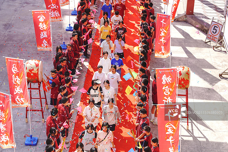 前往考场的学生们图片素材