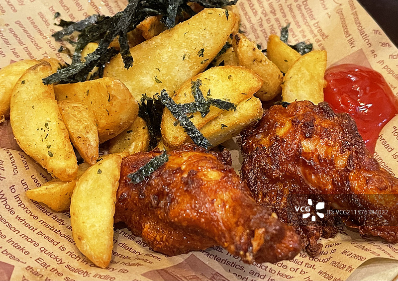 香酥炸鸡腿配风味薯角海苔番茄酱图片素材