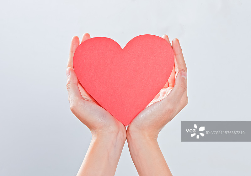 双手托着心形符号图片素材