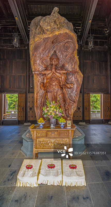 5A级旅游景区文成天圣山安福寺唐代传统木质建筑风格殿内身披甲胄面容威严双手合十胸横宝幡多闻天王木雕像图片素材