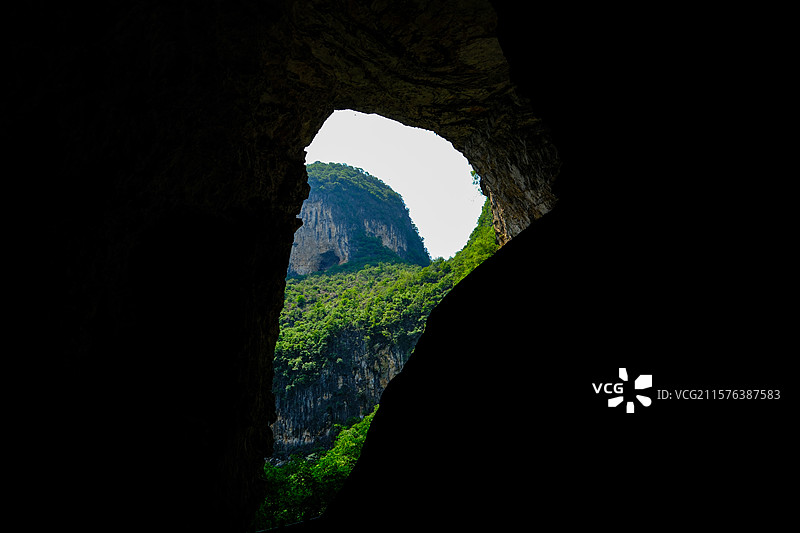 中国贵州黔南州罗甸大小井景区月亮洞和月亮洞天坑景观，中国南方喀斯特溶洞景观图片素材
