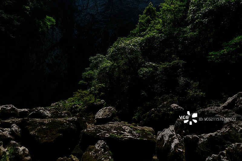 中国贵州黔南州罗甸大小井景区月亮洞和月亮洞天坑景观，中国南方喀斯特溶洞景观图片素材
