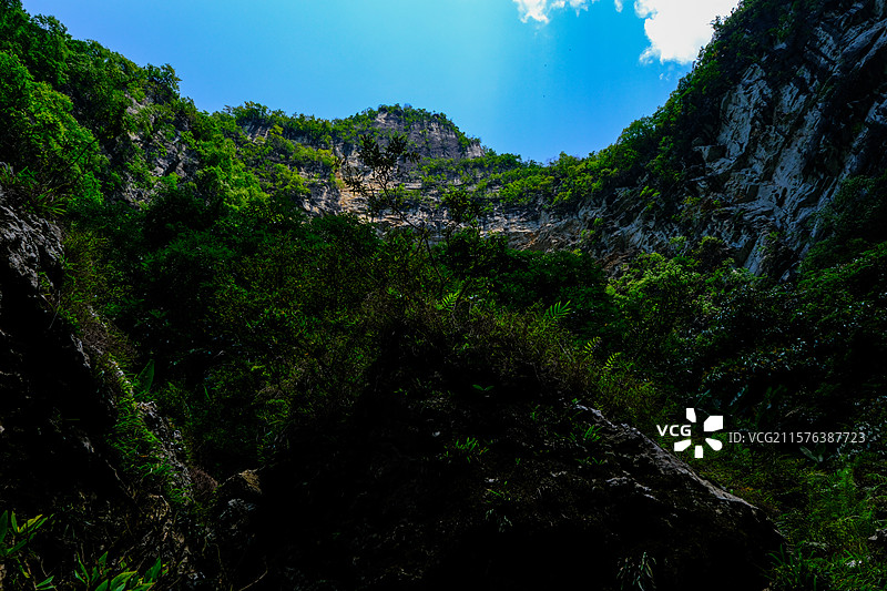 中国贵州黔南州罗甸大小井景区月亮洞和月亮洞天坑景观，中国南方喀斯特溶洞景观图片素材