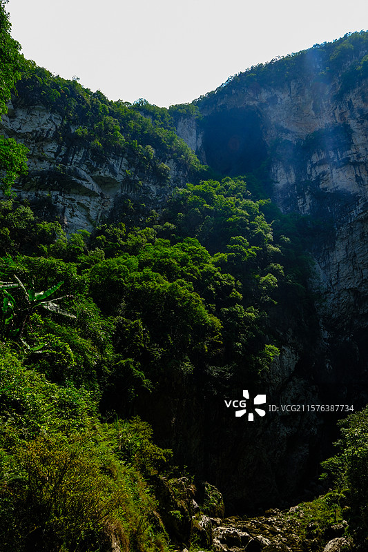 中国贵州黔南州罗甸大小井景区月亮洞和月亮洞天坑景观，中国南方喀斯特溶洞景观图片素材