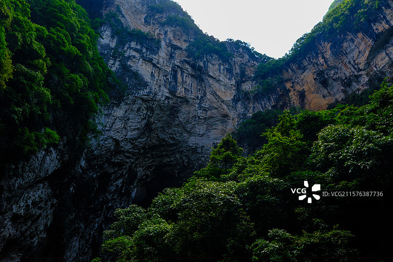 中国贵州黔南州罗甸大小井景区月亮洞和月亮洞天坑景观，中国南方喀斯特溶洞景观图片素材